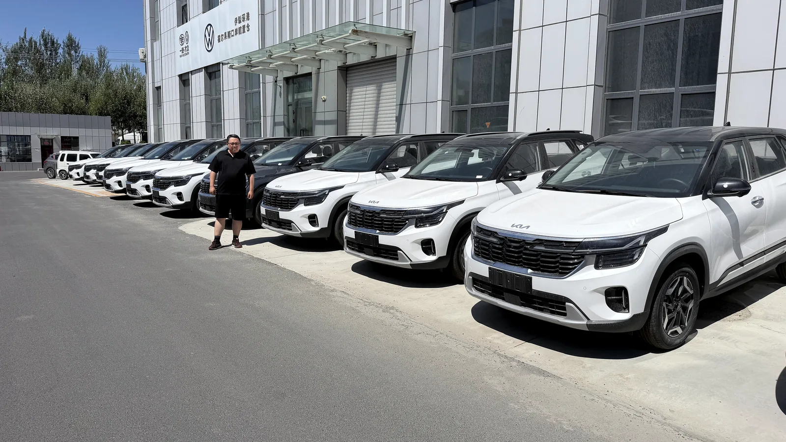 Команда KITAY AUTO на площадке с новыми автомобилями в Китае